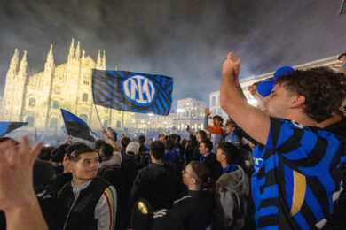 Inter campione, festa al Duomo: Thuram con il megafono guida i cori dei tifosi