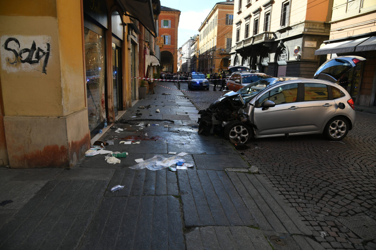 Modena, si lancia con l’auto sulla folla: sette feriti