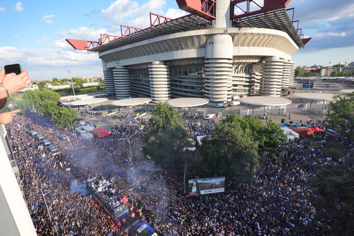 Inter, che festa per lo scudetto: fuochi, sfottò e striscioni. Milano si tinge di nerazzurro. Le foto