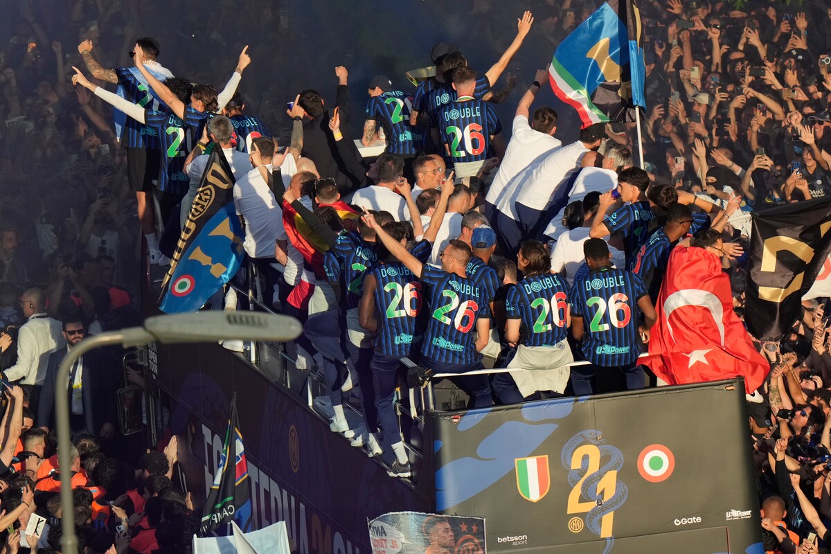 Inter, che festa per lo scudetto: fuochi, sfottò e striscioni. Milano si tinge di nerazzurro. Le foto