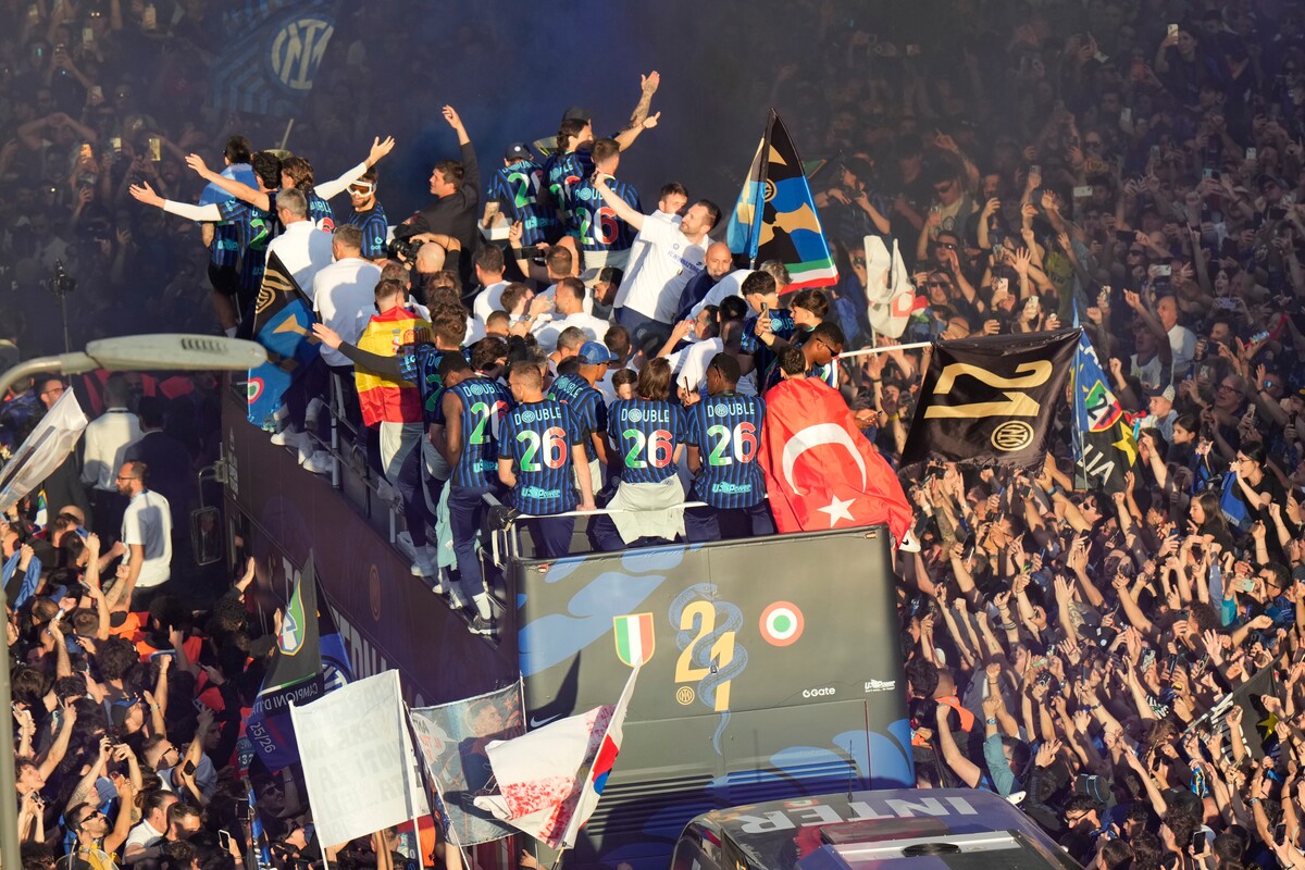 Inter, che festa per lo scudetto: fuochi, sfottò e striscioni. Milano si tinge di nerazzurro. Le foto