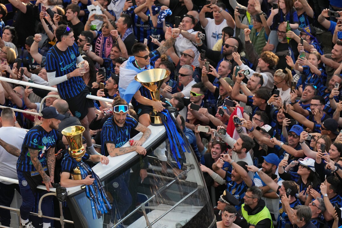 Inter, che festa per lo scudetto: fuochi, sfottò e striscioni. Milano si tinge di nerazzurro. Le foto