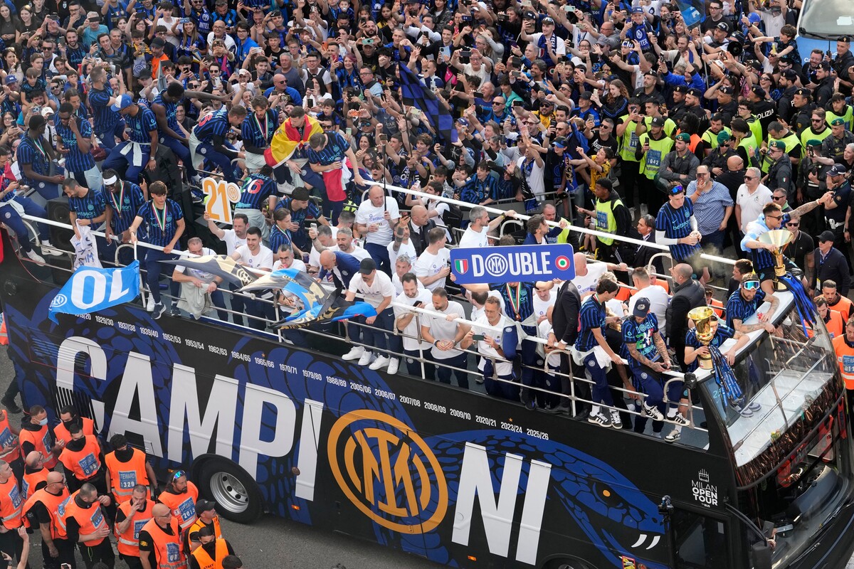 Inter, che festa per lo scudetto: fuochi, sfottò e striscioni. Milano si tinge di nerazzurro. Le foto