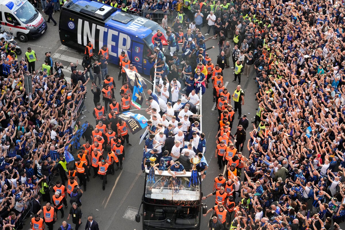 Inter, che festa per lo scudetto: fuochi, sfottò e striscioni. Milano si tinge di nerazzurro. Le foto