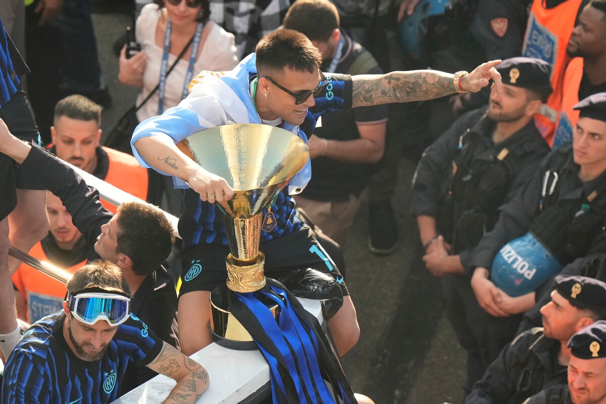 Inter, che festa per lo scudetto: fuochi, sfottò e striscioni. Milano si tinge di nerazzurro. Le foto
