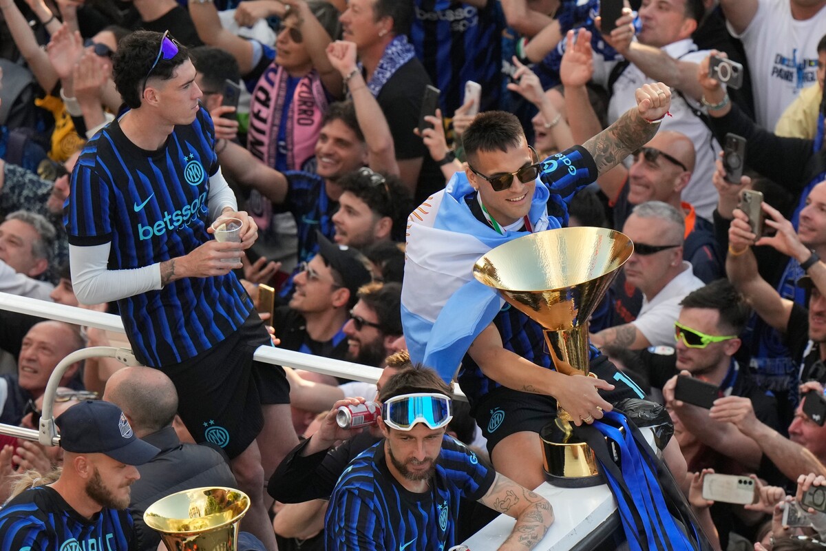 Inter, che festa per lo scudetto: fuochi, sfottò e striscioni. Milano si tinge di nerazzurro. Le foto