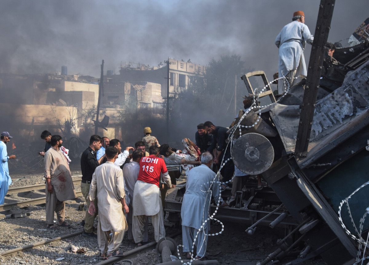 Attentato in Pakistan, ordigno su un treno: 24 morti e 50 feriti. Onu, Guterres: “Inaccettabile” Attentato in Pakistan, ordigno su un treno: 24 morti e 50 feriti. Onu, Guterres: “Inaccettabile”
