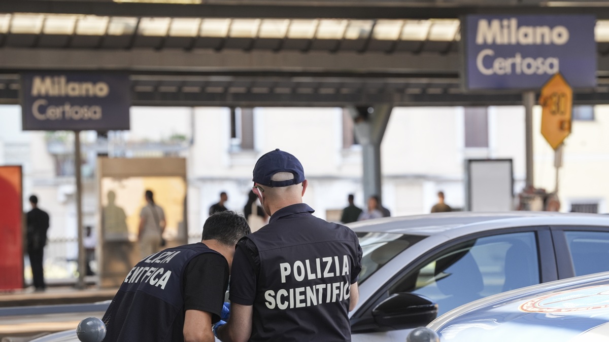 Omicidio Milano Certosa, il fratello di Gianluca racconta l’agguato: “In 20 con coltelli sui binari, è morto tra le mie braccia”