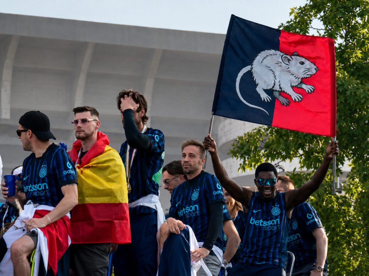 Inter, che festa per lo scudetto: fuochi, sfottò e striscioni. Milano si tinge di nerazzurro. Le foto