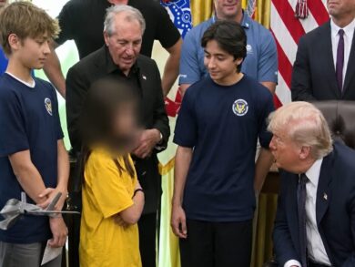 Trump scherza con una bambina nello Studio Ovale: “Meglio il calcio della pallavolo”
