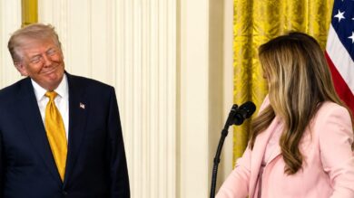 Melania difende il suo Donald: “Leader empatico”. E scoppia la risata. VIDEO