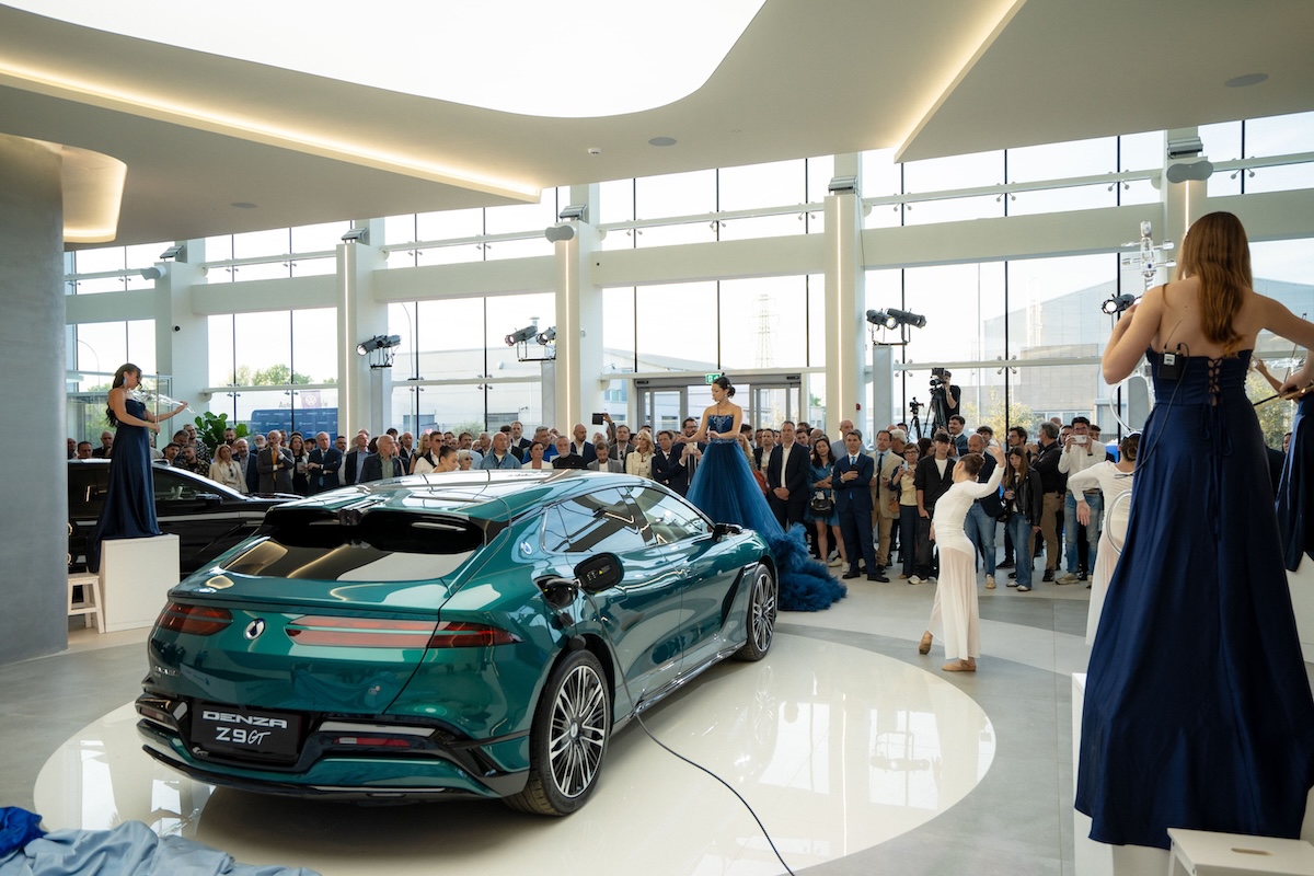 DENZA debutta in Italia: primo showroom a Bologna