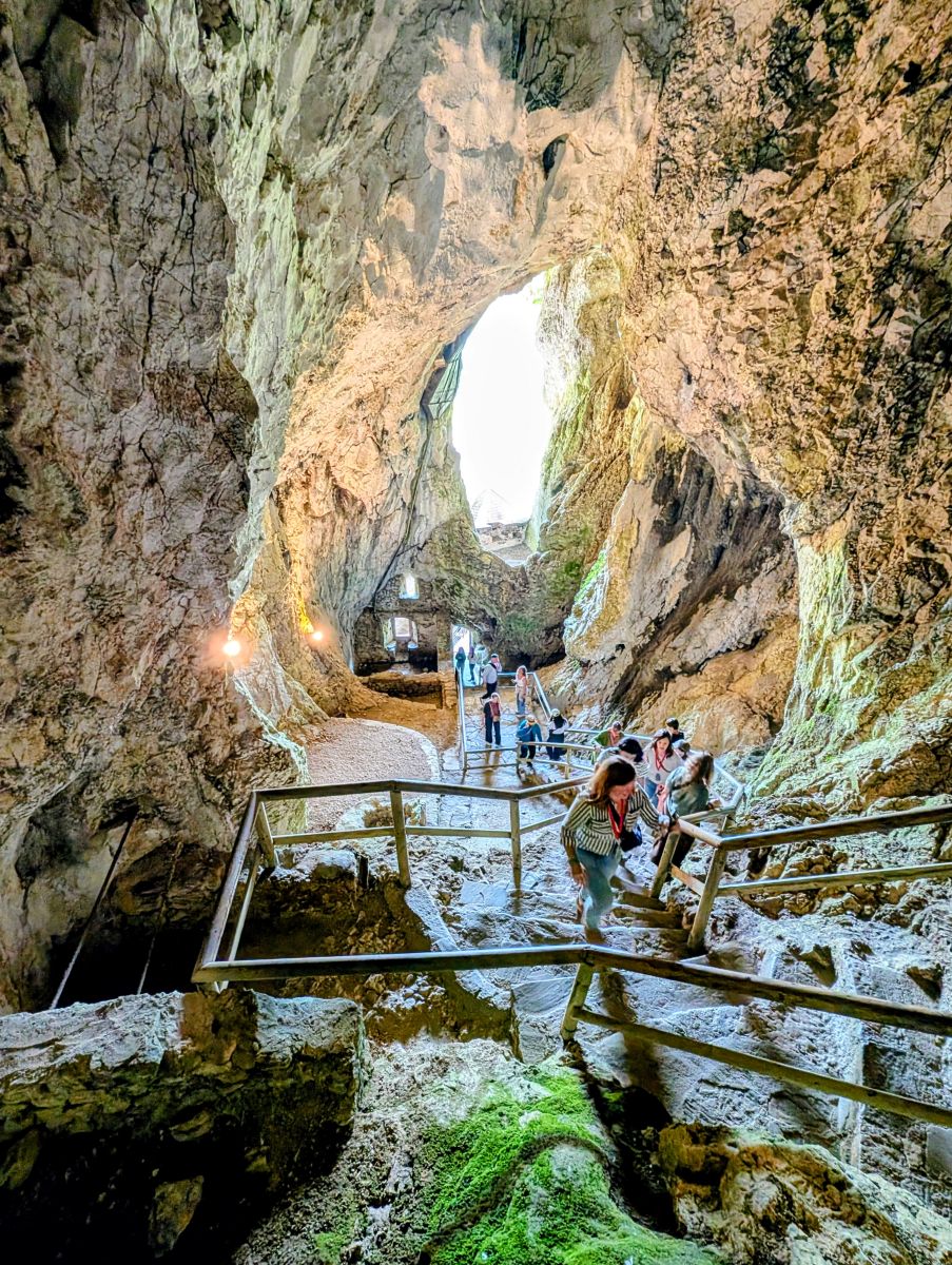 Castello di Predjama, un paesaggio fatato con grotte scavate nella roccia Castello di Predjama, un paesaggio fatato con grotte scavate nella roccia