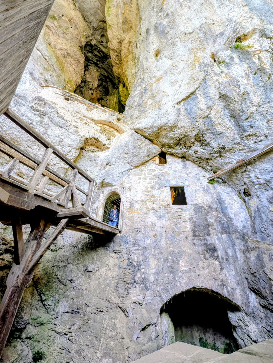 Castello di Predjama, un paesaggio fatato con grotte scavate nella roccia