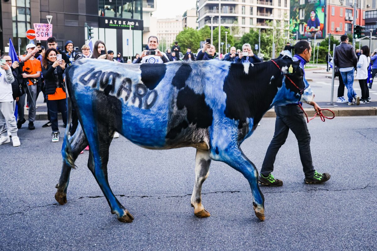 Inter, che festa per lo scudetto: fuochi, sfottò e striscioni. Milano si tinge di nerazzurro. Le foto