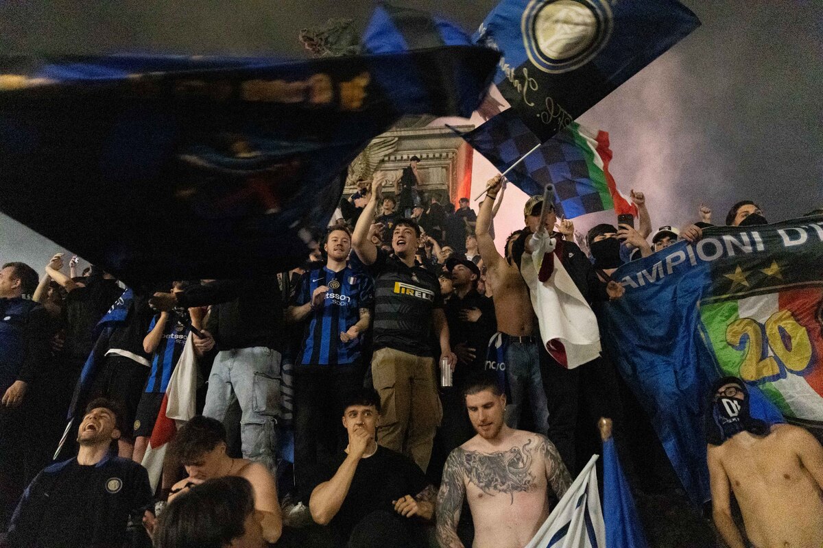 Inter, che festa per lo scudetto: fuochi, sfottò e striscioni. Milano si tinge di nerazzurro. Le foto