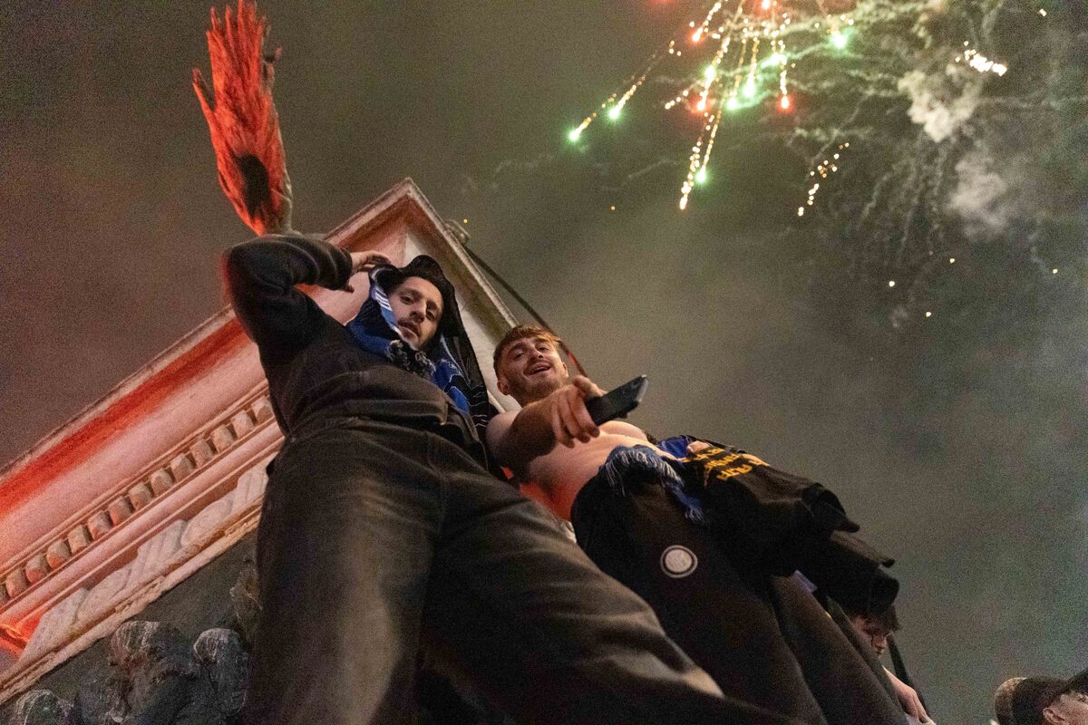 Inter, che festa per lo scudetto: fuochi, sfottò e striscioni. Milano si tinge di nerazzurro. Le foto