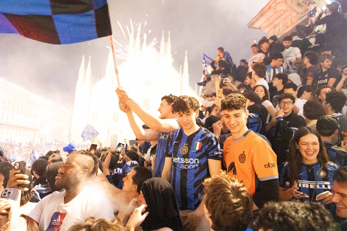 Inter, che festa per lo scudetto: fuochi, sfottò e striscioni. Milano si tinge di nerazzurro. Le foto