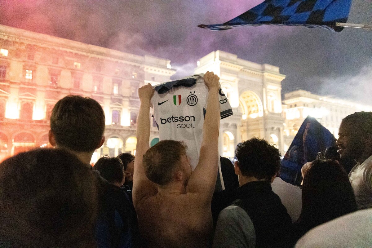 Inter, che festa per lo scudetto: fuochi, sfottò e striscioni. Milano si tinge di nerazzurro. Le foto
