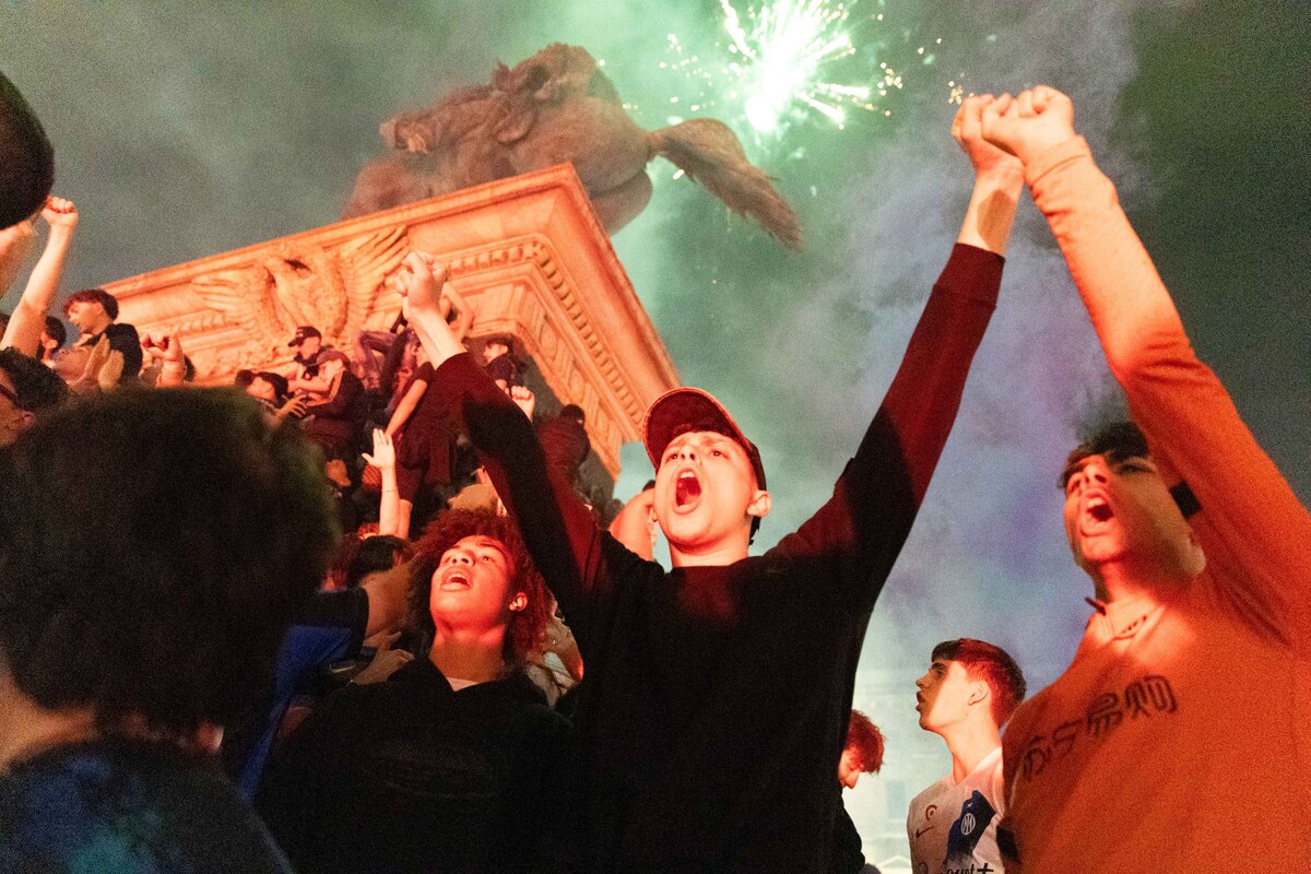 Inter, che festa per lo scudetto: fuochi, sfottò e striscioni. Milano si tinge di nerazzurro. Le foto