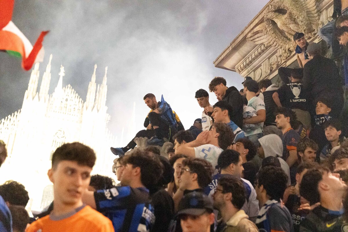 Inter, che festa per lo scudetto: fuochi, sfottò e striscioni. Milano si tinge di nerazzurro. Le foto