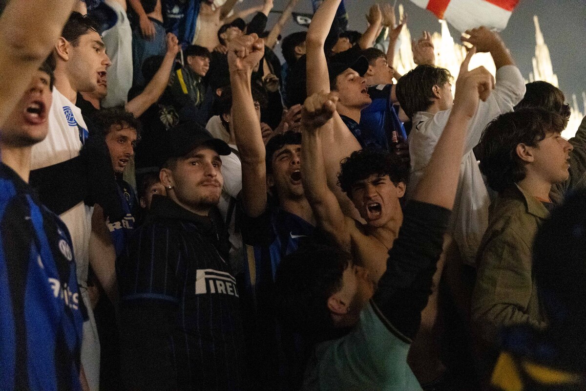 Inter, che festa per lo scudetto: fuochi, sfottò e striscioni. Milano si tinge di nerazzurro. Le foto