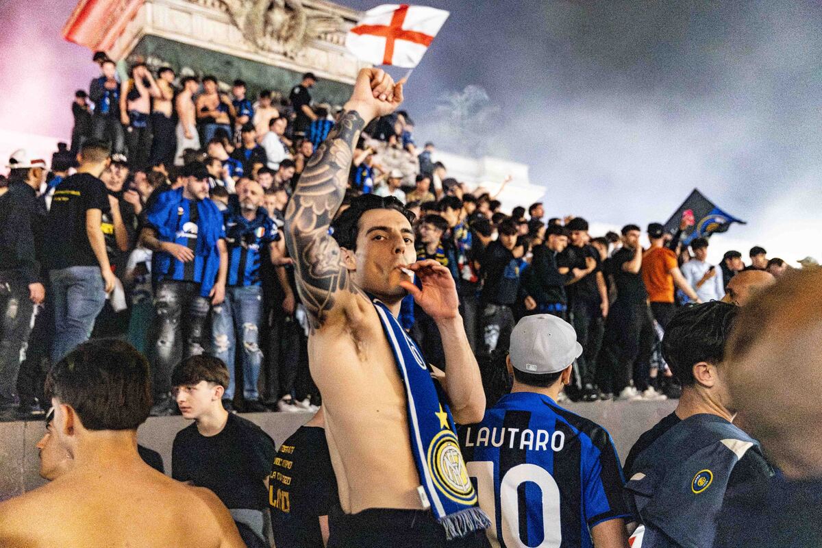 Inter, che festa per lo scudetto: fuochi, sfottò e striscioni. Milano si tinge di nerazzurro. Le foto