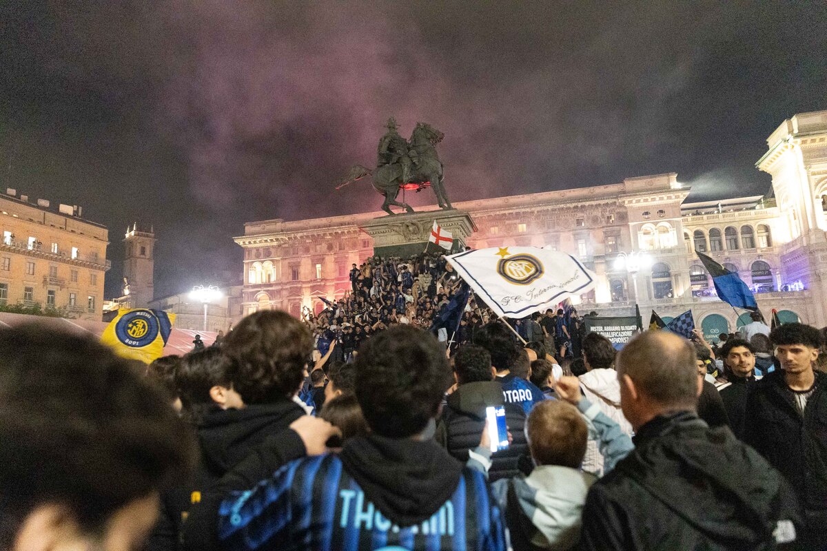 Inter, che festa per lo scudetto: fuochi, sfottò e striscioni. Milano si tinge di nerazzurro. Le foto
