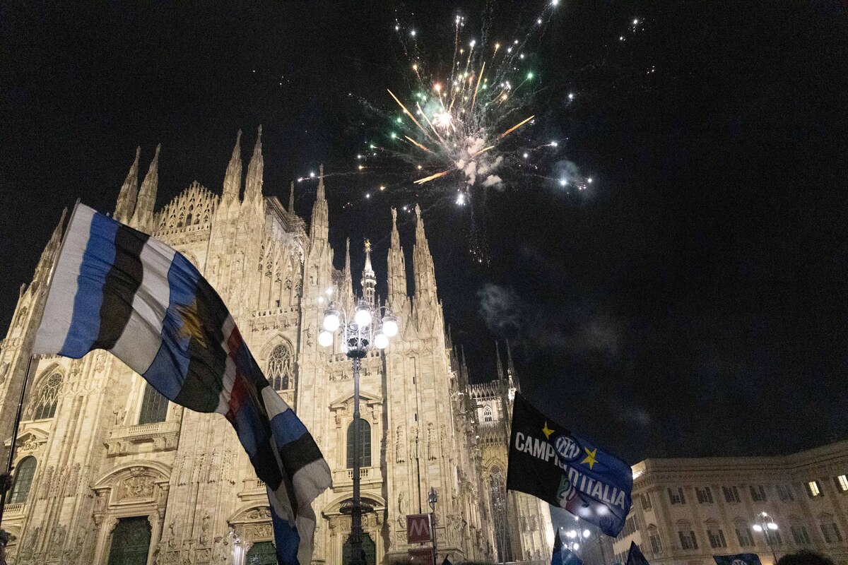 Inter, che festa per lo scudetto: fuochi, sfottò e striscioni. Milano si tinge di nerazzurro. Le foto