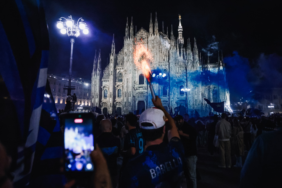 Inter, che festa per lo scudetto: fuochi, sfottò e striscioni. Milano si tinge di nerazzurro. Le foto