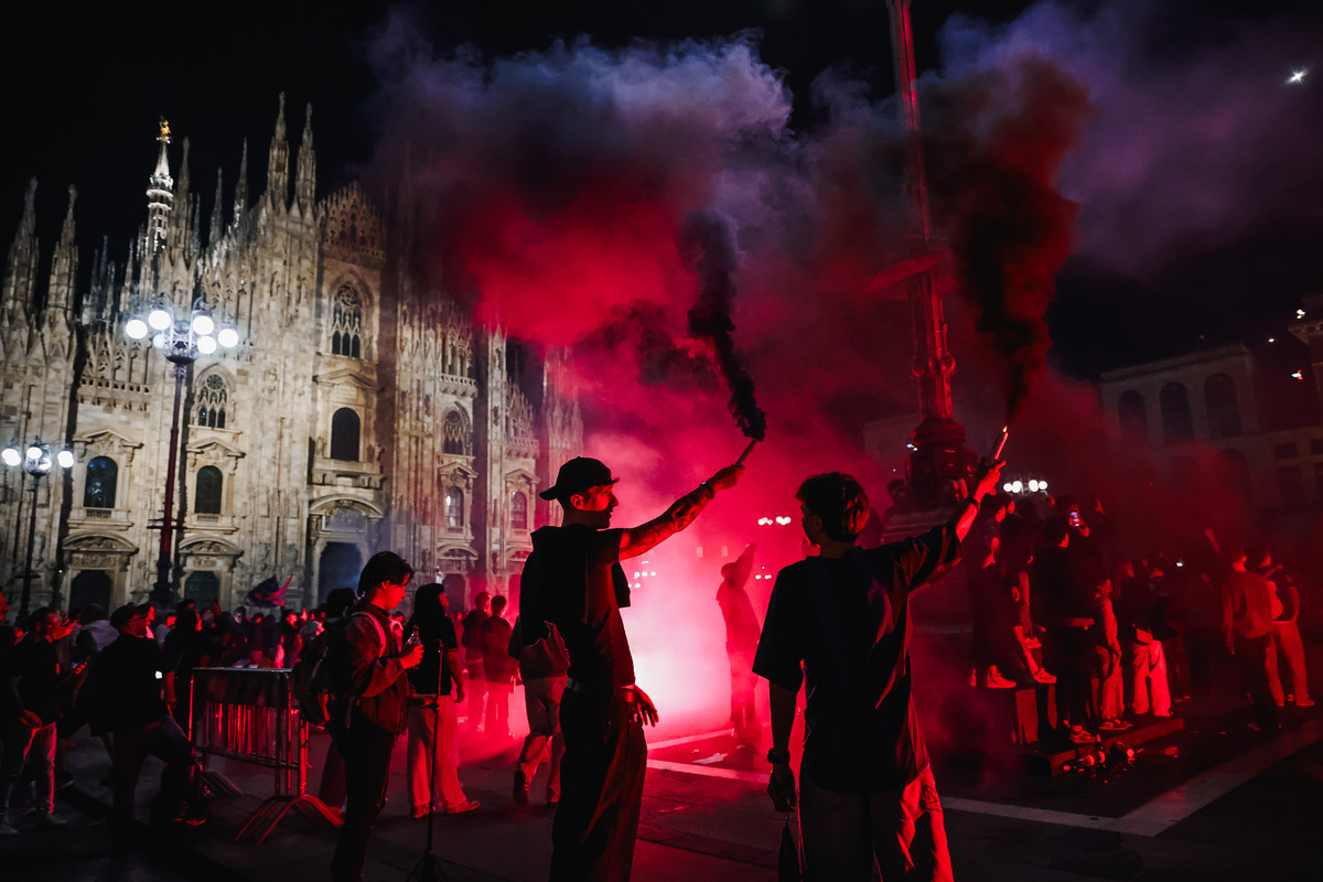 Inter, che festa per lo scudetto: fuochi, sfottò e striscioni. Milano si tinge di nerazzurro. Le foto