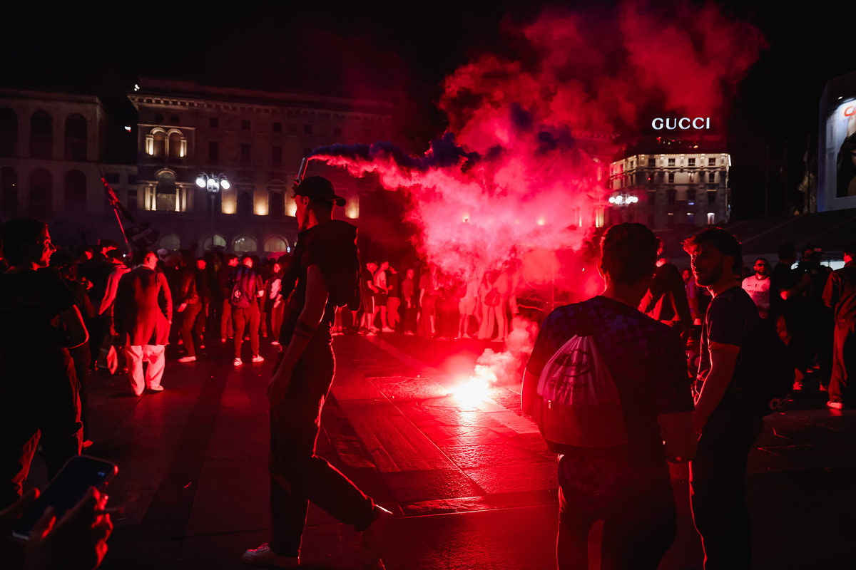 Inter, che festa per lo scudetto: fuochi, sfottò e striscioni. Milano si tinge di nerazzurro. Le foto