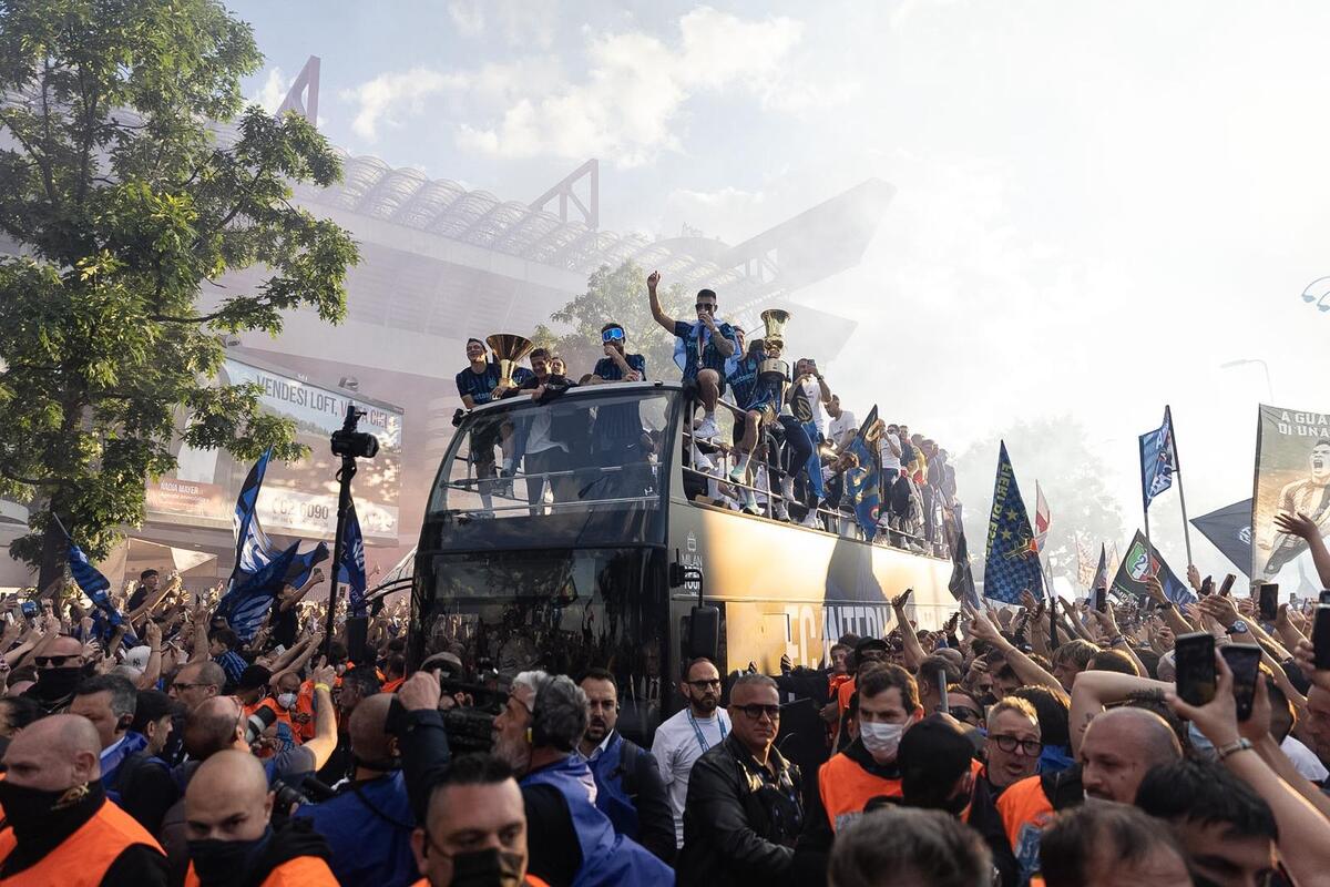 Inter, che festa per lo scudetto: fuochi, sfottò e striscioni. Milano si tinge di nerazzurro. Le foto