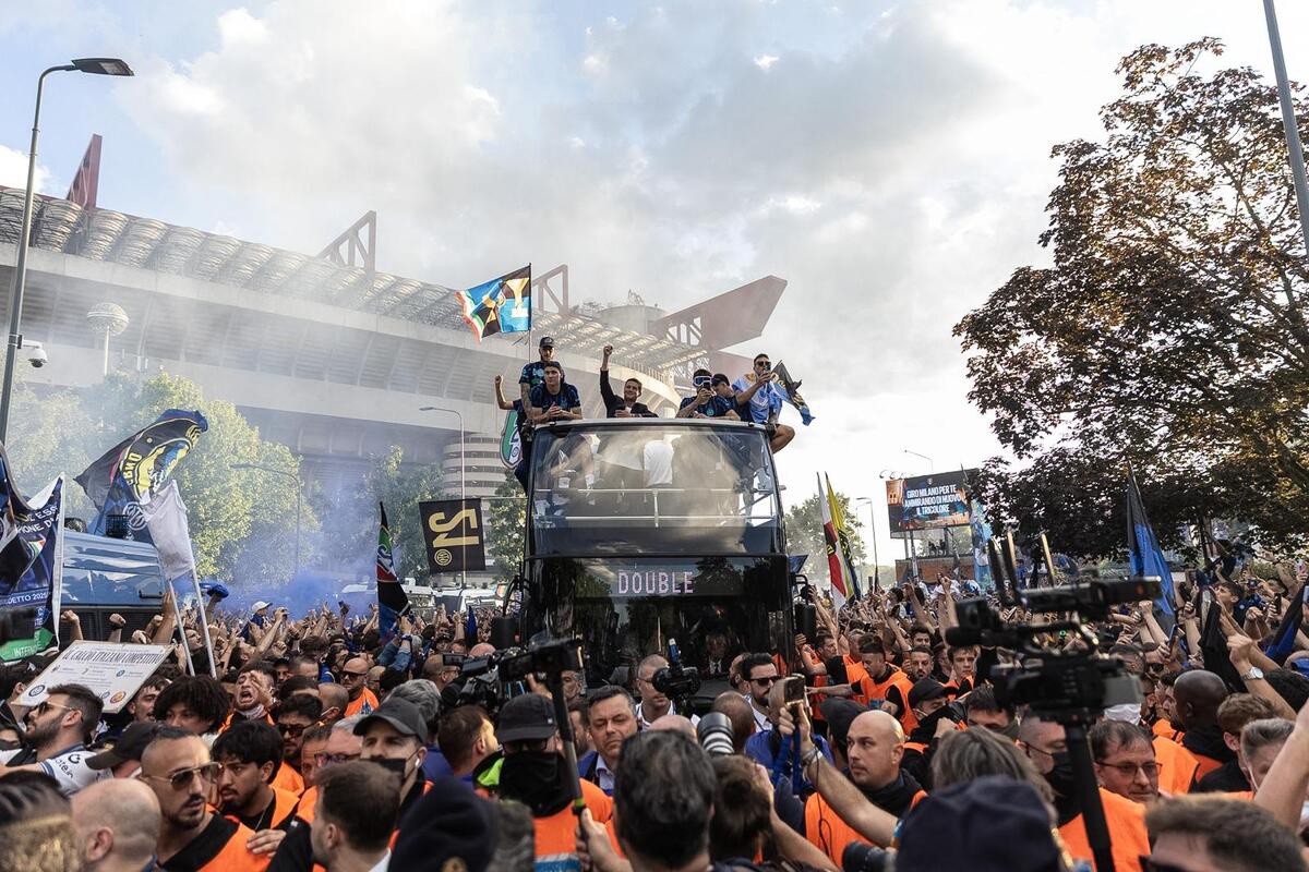 Inter, che festa per lo scudetto: fuochi, sfottò e striscioni. Milano si tinge di nerazzurro. Le foto