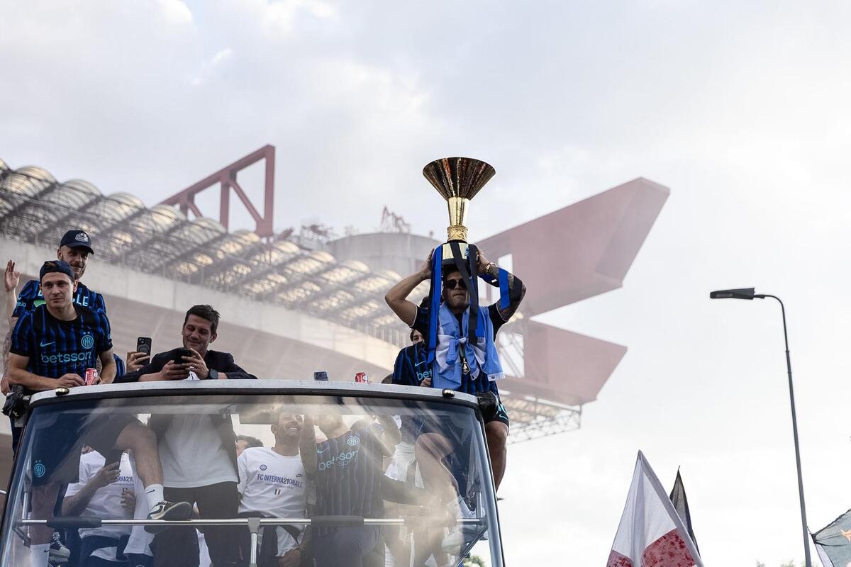 Inter, che festa per lo scudetto: fuochi, sfottò e striscioni. Milano si tinge di nerazzurro. Le foto