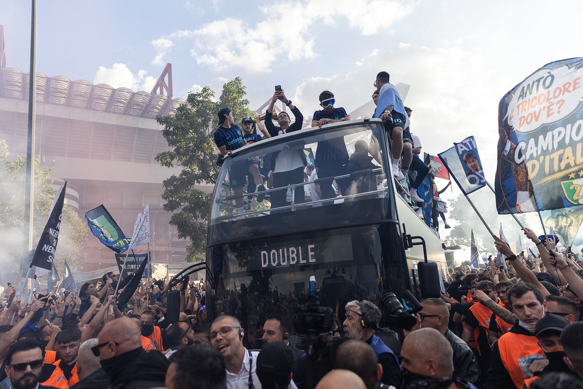 Inter, che festa per lo scudetto: fuochi, sfottò e striscioni. Milano si tinge di nerazzurro. Le foto