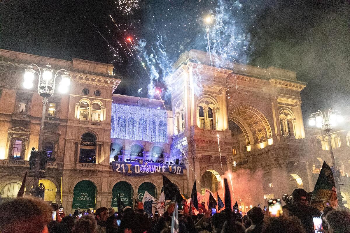 Inter, che festa per lo scudetto: fuochi, sfottò e striscioni. Milano si tinge di nerazzurro. Le foto