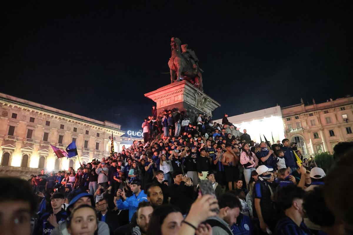 Inter, che festa per lo scudetto: fuochi, sfottò e striscioni. Milano si tinge di nerazzurro. Le foto