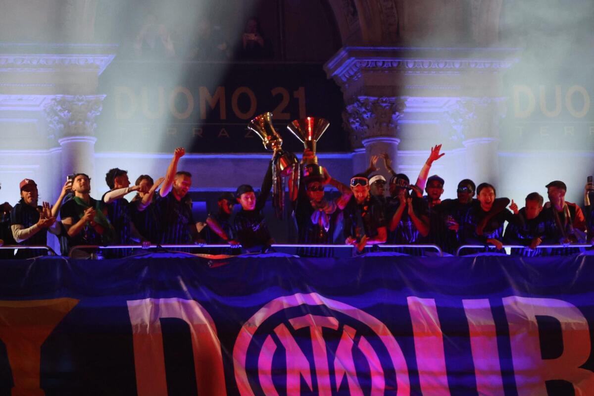 Inter, che festa per lo scudetto: fuochi, sfottò e striscioni. Milano si tinge di nerazzurro. Le foto