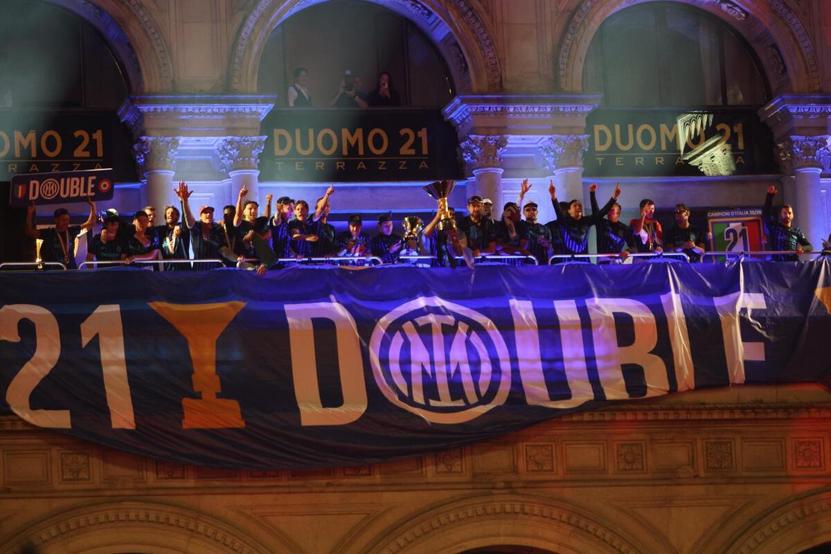 Inter, che festa per lo scudetto: fuochi, sfottò e striscioni. Milano si tinge di nerazzurro. Le foto