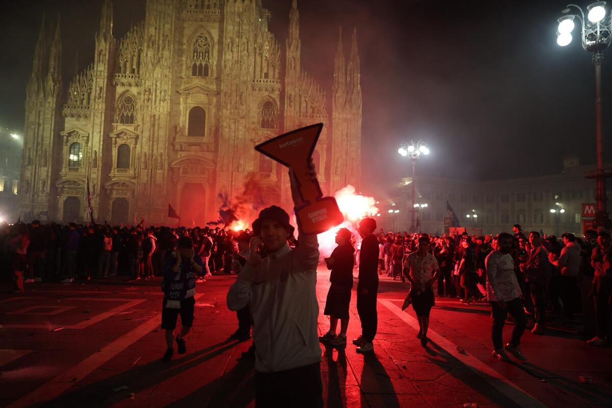 Inter, che festa per lo scudetto: fuochi, sfottò e striscioni. Milano si tinge di nerazzurro. Le foto