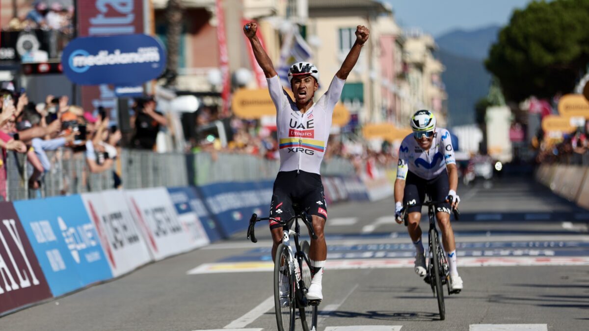 Giro d’Italia, Narvaez cala il tris: Mas battuto in volata a Chiavari, Eulalio resta rosa Giro d’Italia, Narvaez cala il tris: Mas battuto in volata a Chiavari, Eulalio resta rosa