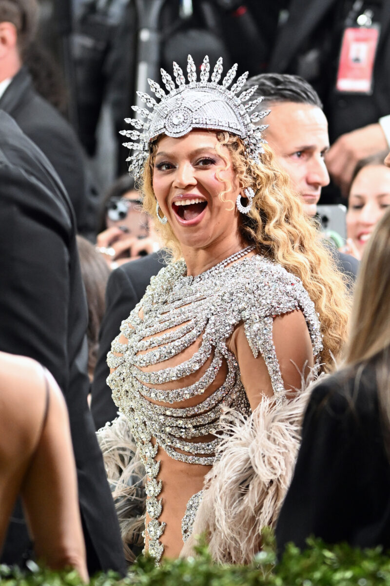 Met Gala 2026, dal “vecchio” Bad Bunny all’italiana Vittoria Ceretti: tutti i look più stravaganti delle star, top e flop