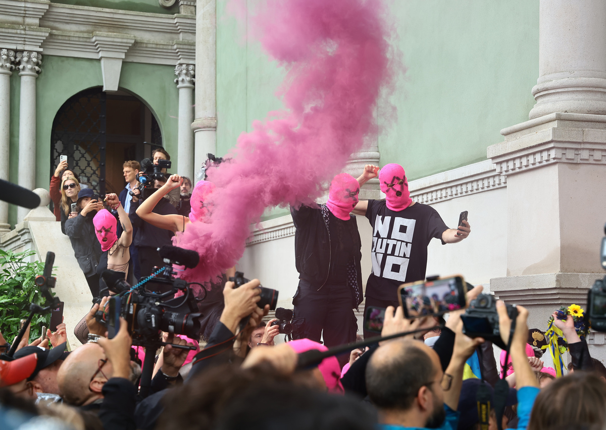 Le Pussy Riot irrompono alla Biennale di Venezia. Il video