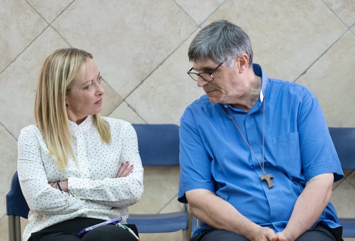 Attentato al giornalista Cappellari, recapitata una lettera con minacce di morte a Giorgia Meloni e al parroco di Caivano don Patriciello Attentato al giornalista Cappellari, recapitata una lettera con minacce di morte a Giorgia Meloni e al parroco di Caivano don Patriciello