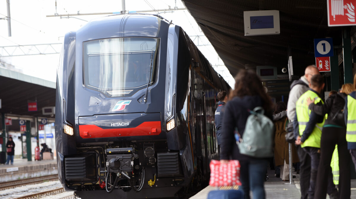 Trasporti, l’11 giugno nuovo sciopero dei treni di 8 ore. Salvini tenta una mediazione con i sindacati Trasporti, l’11 giugno nuovo sciopero dei treni di 8 ore. Salvini tenta una mediazione con i sindacati