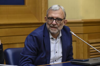 Rai, Giachetti si ammanetta alla Camera: “Sono qui incatenato, non mi muovo finché la maggioranza non darà risposte”