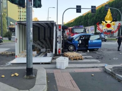 Milano, incidente in viale Scarampo tra un’auto e un furgone del pane: traffico bloccato verso le autostrade