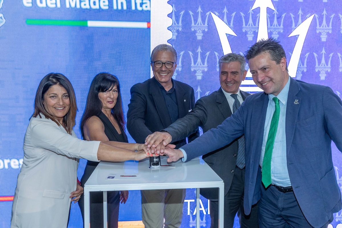 Maserati, 100 anni del Tridente: ecco il francobollo celebrativo Maserati, 100 anni del Tridente: ecco il francobollo celebrativo