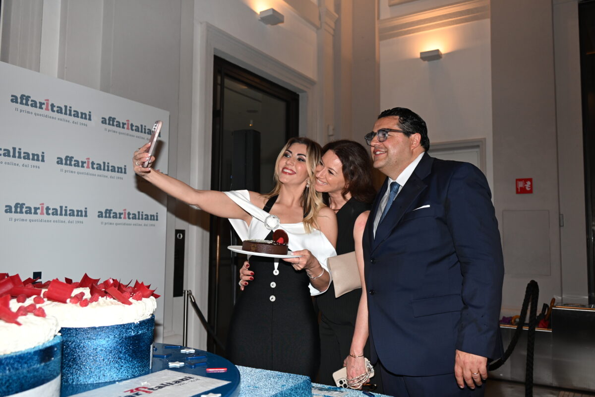Affaritaliani festeggia 30 anni di informazione libera e indipendente: guarda tutte le foto della festa Affaritaliani festeggia 30 anni di informazione libera e indipendente: guarda tutte le foto della festa